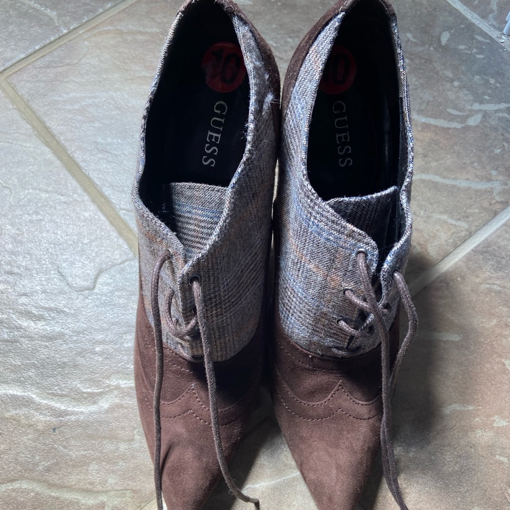 Guess Pumps